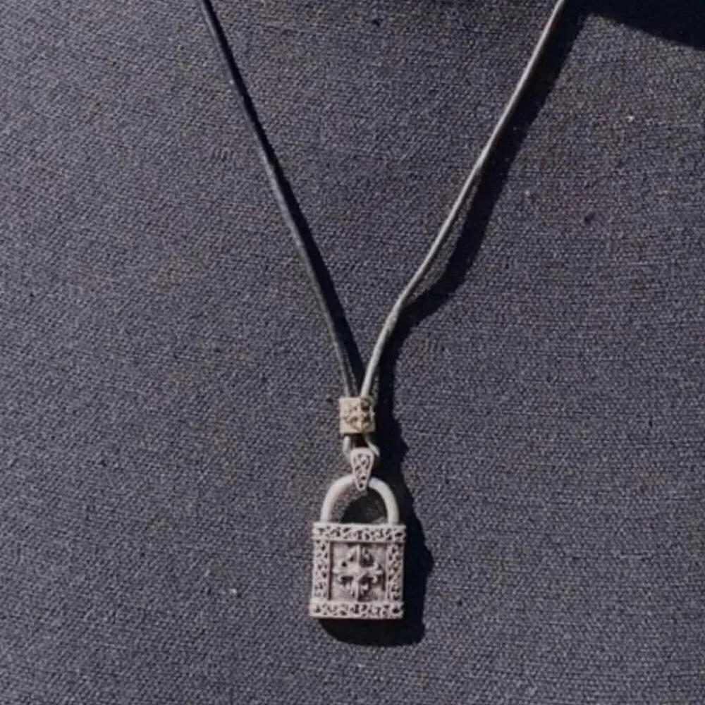 Stigma black‎ cord/silver lock pendant necklace